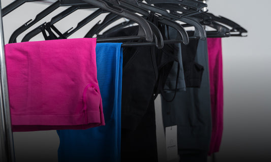 Detalhe das peças da Athinama em diversas cores. Roupas fitness de alta performance